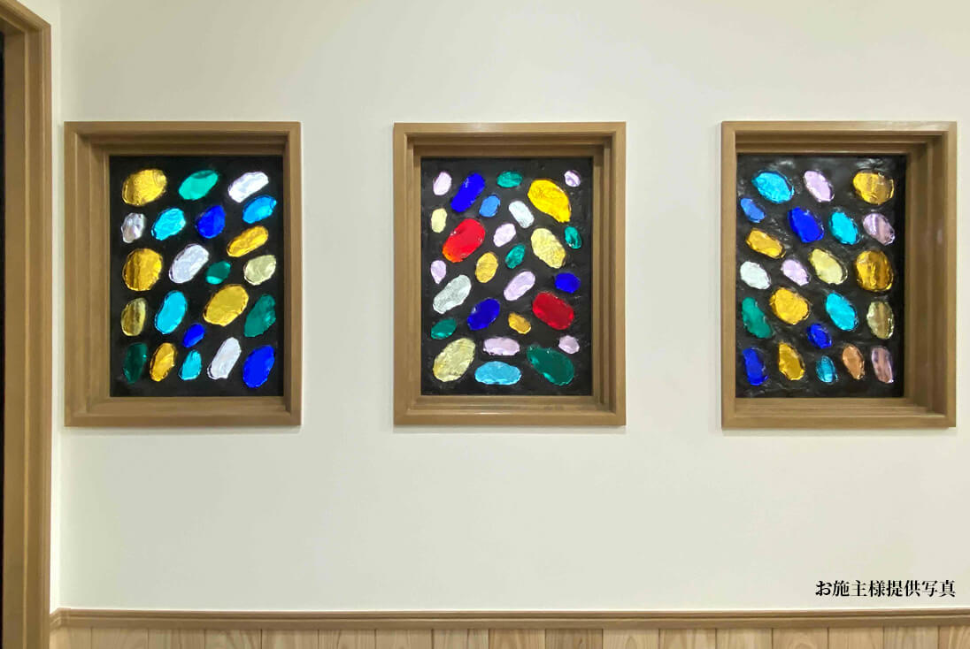 玄関に取り付けられたダル・ド・ヴェール作品（お施主様が提供してくださったお写真）