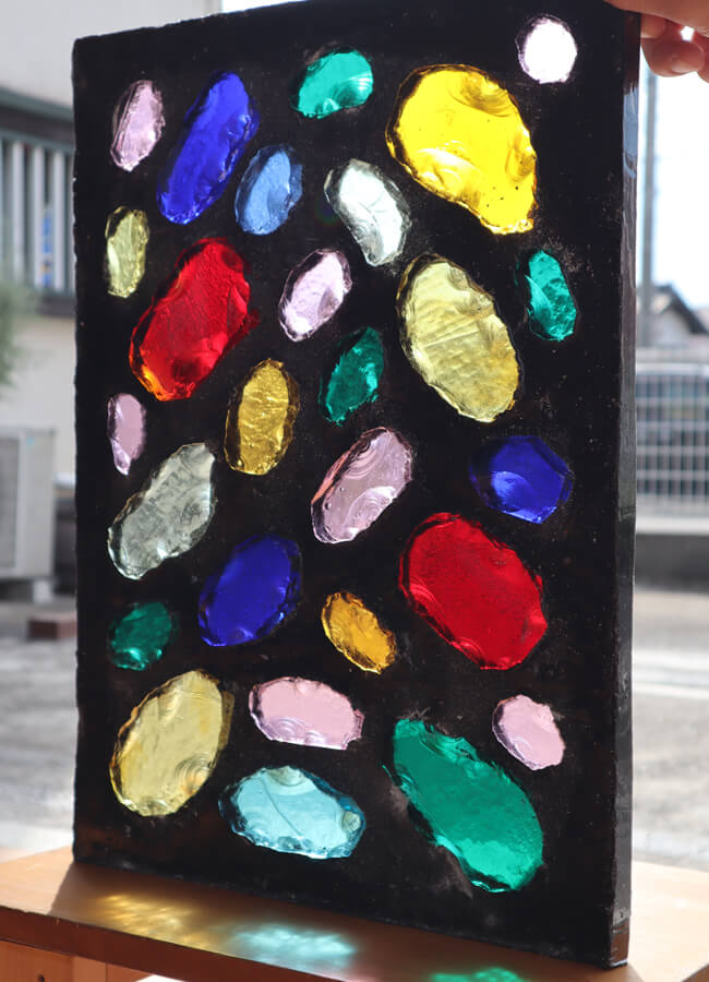 ダル・ド・ヴェール作品(中) 一部拡大イメージ(ガラスの形や割れ方がそれぞれ異なる様子)