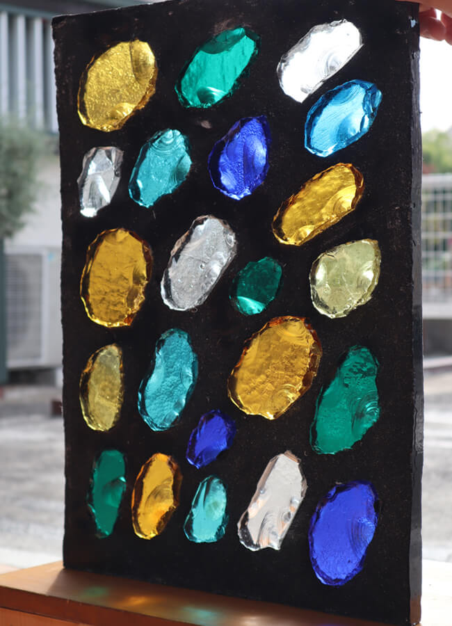 ダル・ド・ヴェール作品(左) 一部拡大イメージ(ガラスの形や割れ方がそれぞれ異なる様子)