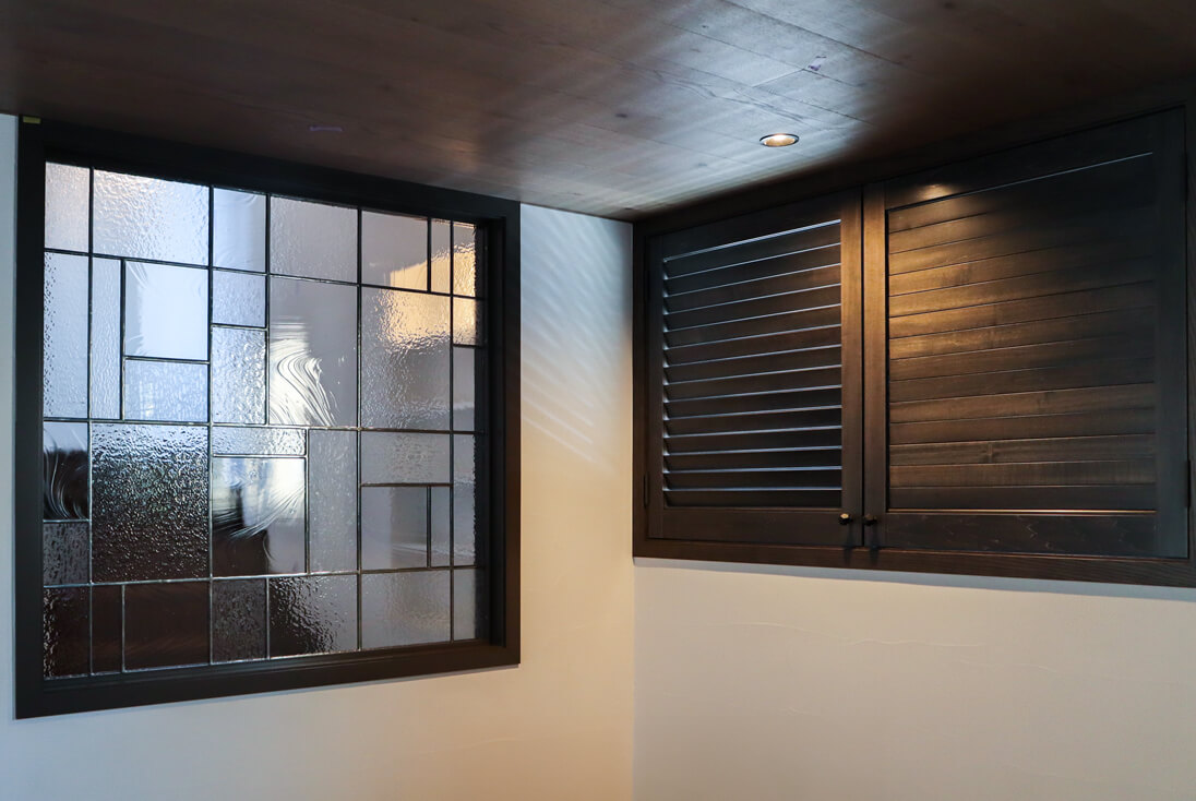 開口部分に取り付けたテクスチャーの異なるクリアガラスを使った格子デザインのステンドグラス