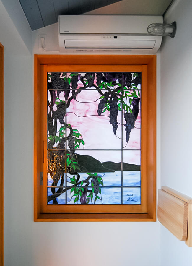 ティファニーの作品「View of Oyster Bay」をモチーフにしたステンドグラス