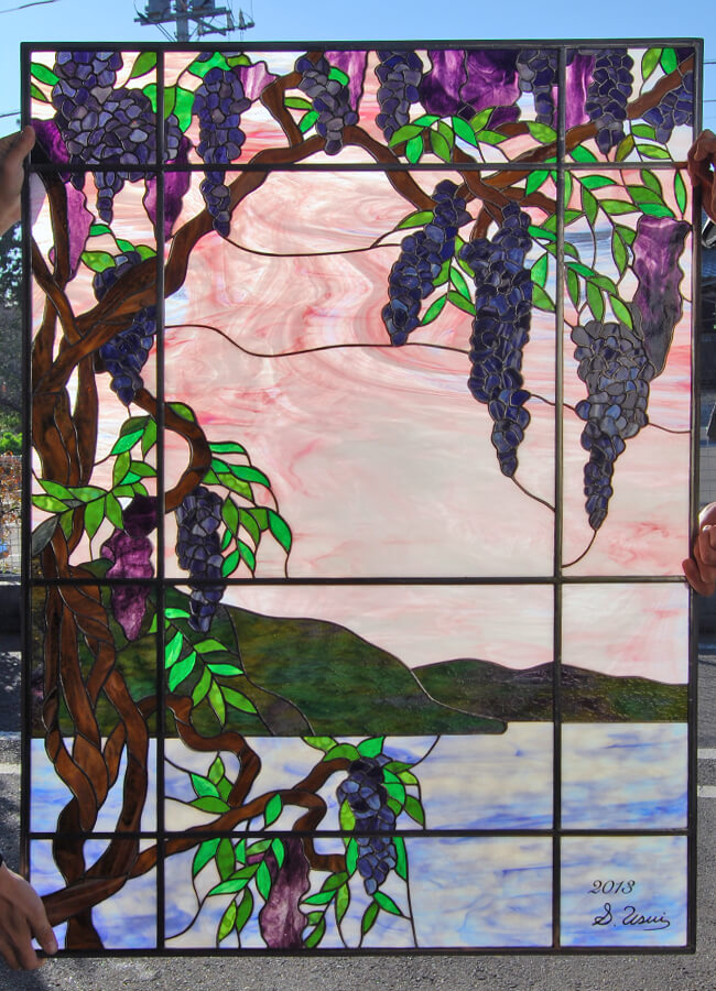 自然光のもとで撮影した藤棚のステンドグラスのイメージ