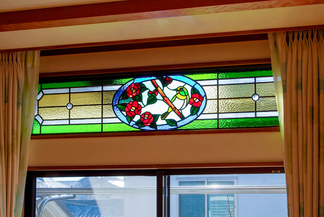 メジロと椿をモチーフにデザインしたレトロな和風ステンドグラス作品