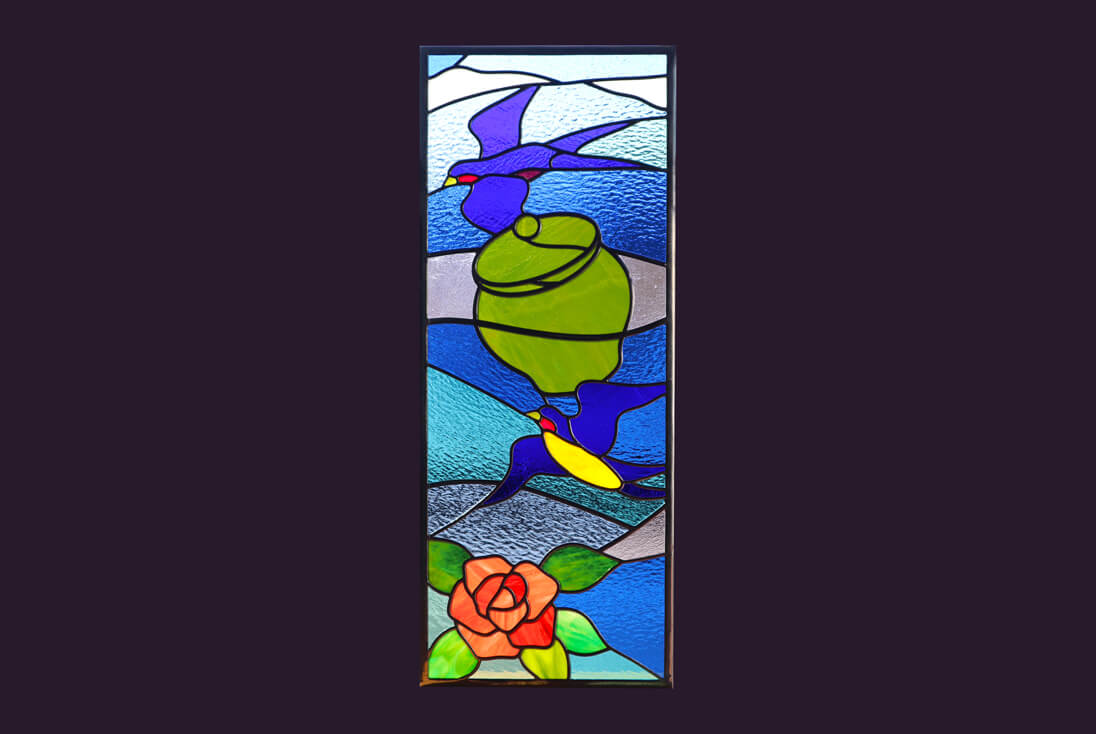 ツバメとバラ、薬壺をモチーフにデザインしたステンドグラス全体イメージ