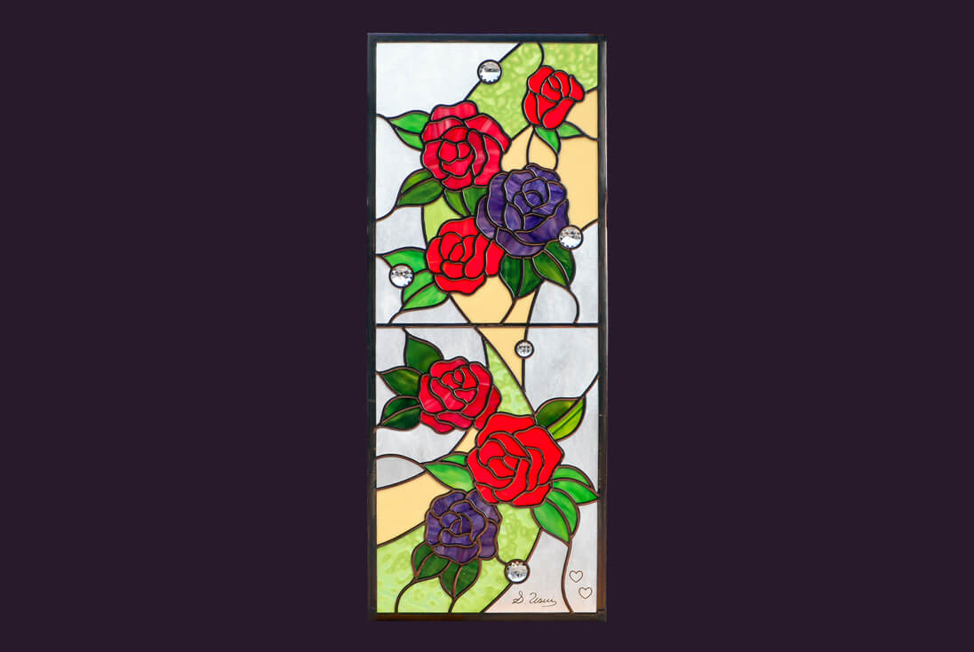 自然光を透過したバラのステンドグラス