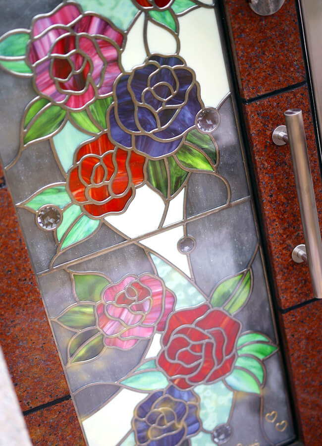 墓石に取り付けたステンドグラスの全体イメージ