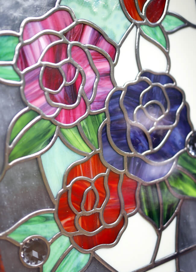 ステンドグラスの一部拡大イメージとガラステクスチャ、カットジュエルの様子