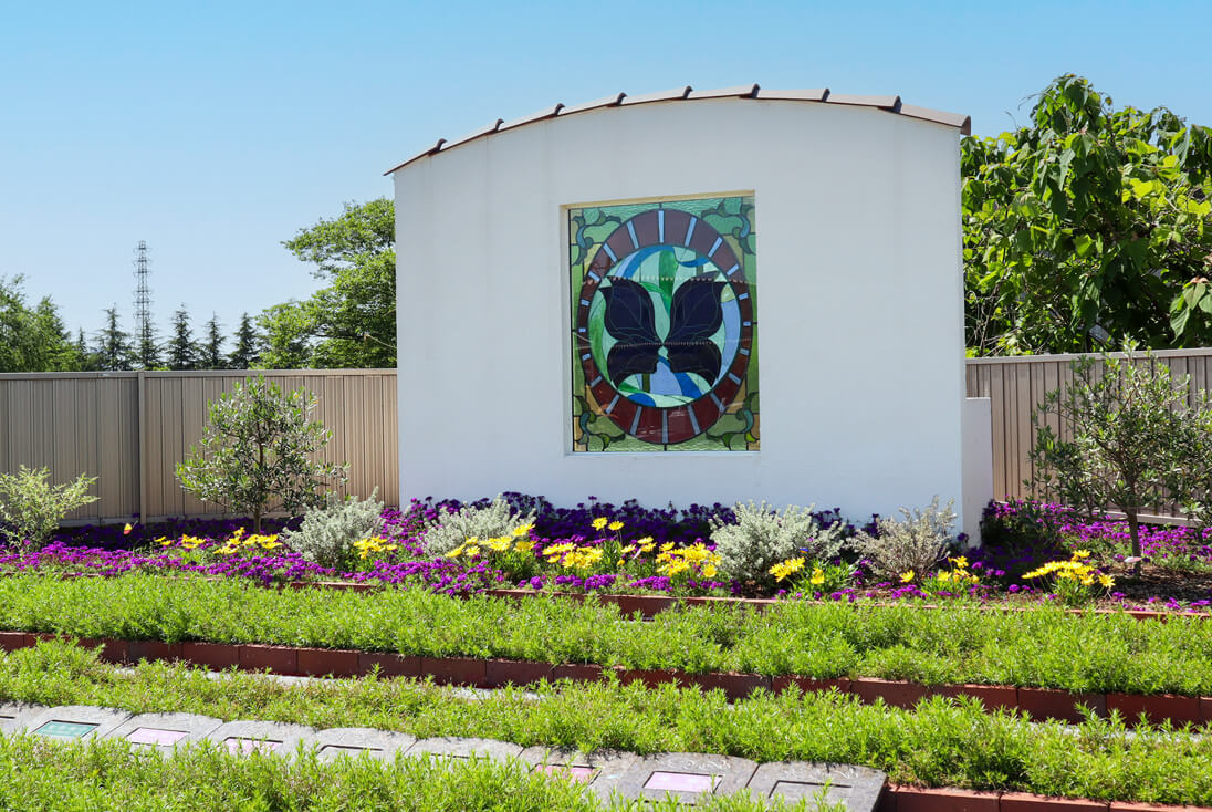 樹木葬敷地内設置されたモニュメントに取り付けられたステンドグラス