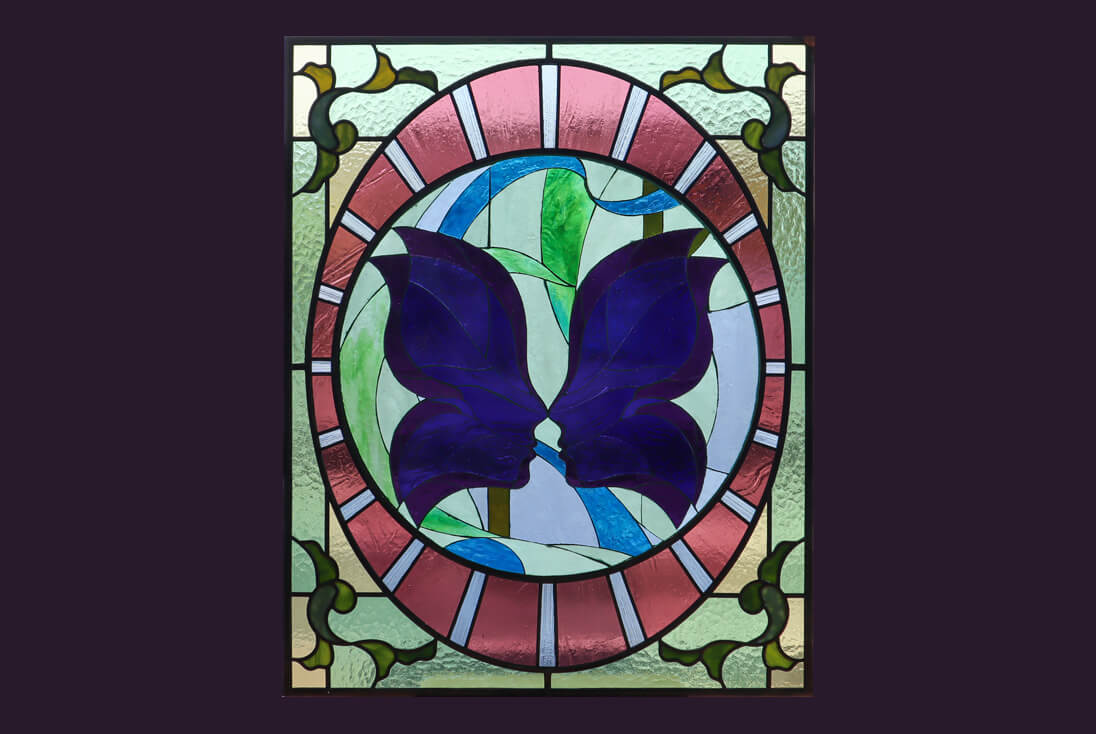 会社のロゴを中心に配置し、まわりをヴィクトリア装飾でデザインしたステンドグラス全体