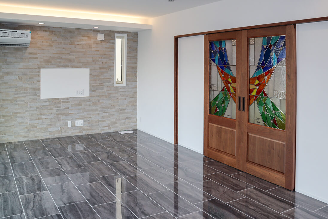 両引き戸（閉じた状態）に取り付けた抽象デザインのステンドグラス