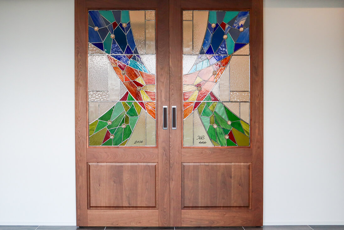 正面から見た両引き戸（閉じた状態）のステンドグラス