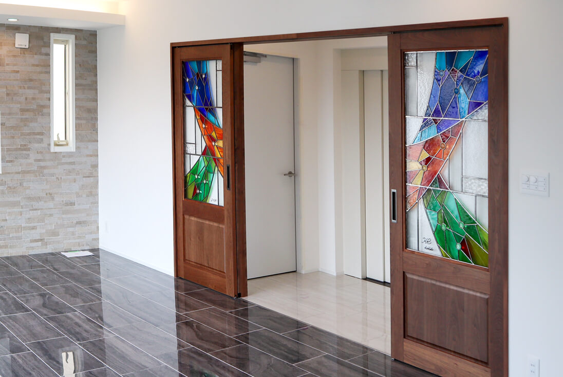 両引き戸（開けた状態）に取り付けた抽象デザインのステンドグラス