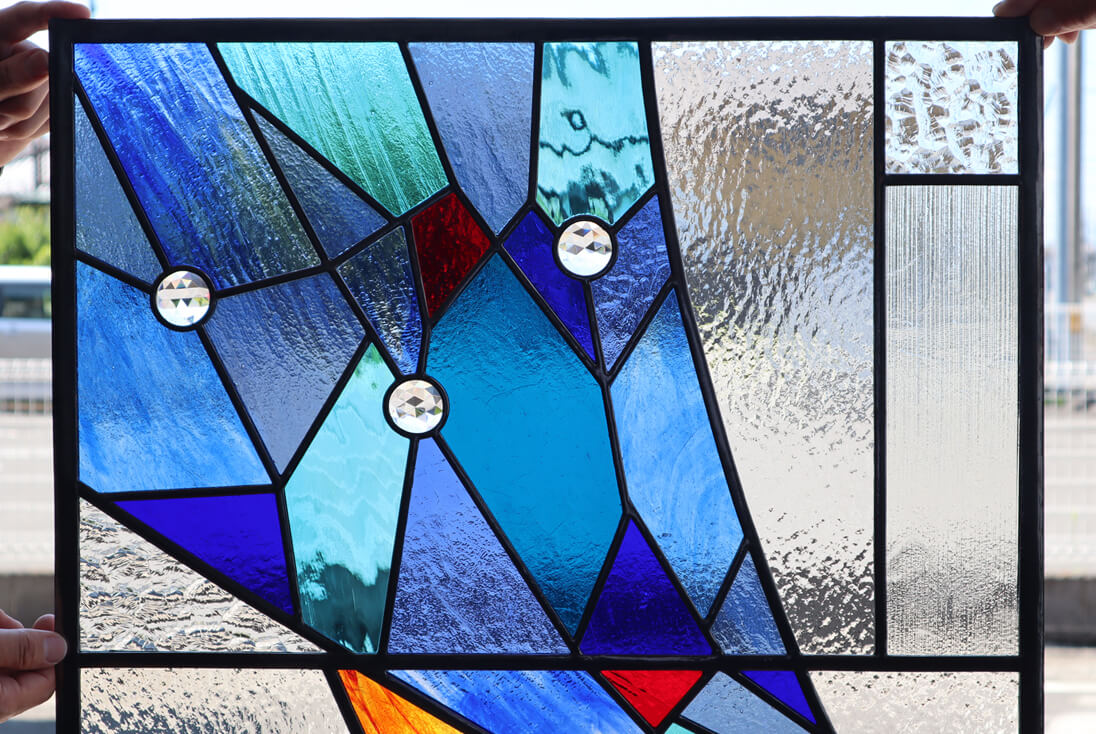 ステンドグラス（上部）の拡大イメージとガラステクスチャ、カットジュエルの様子