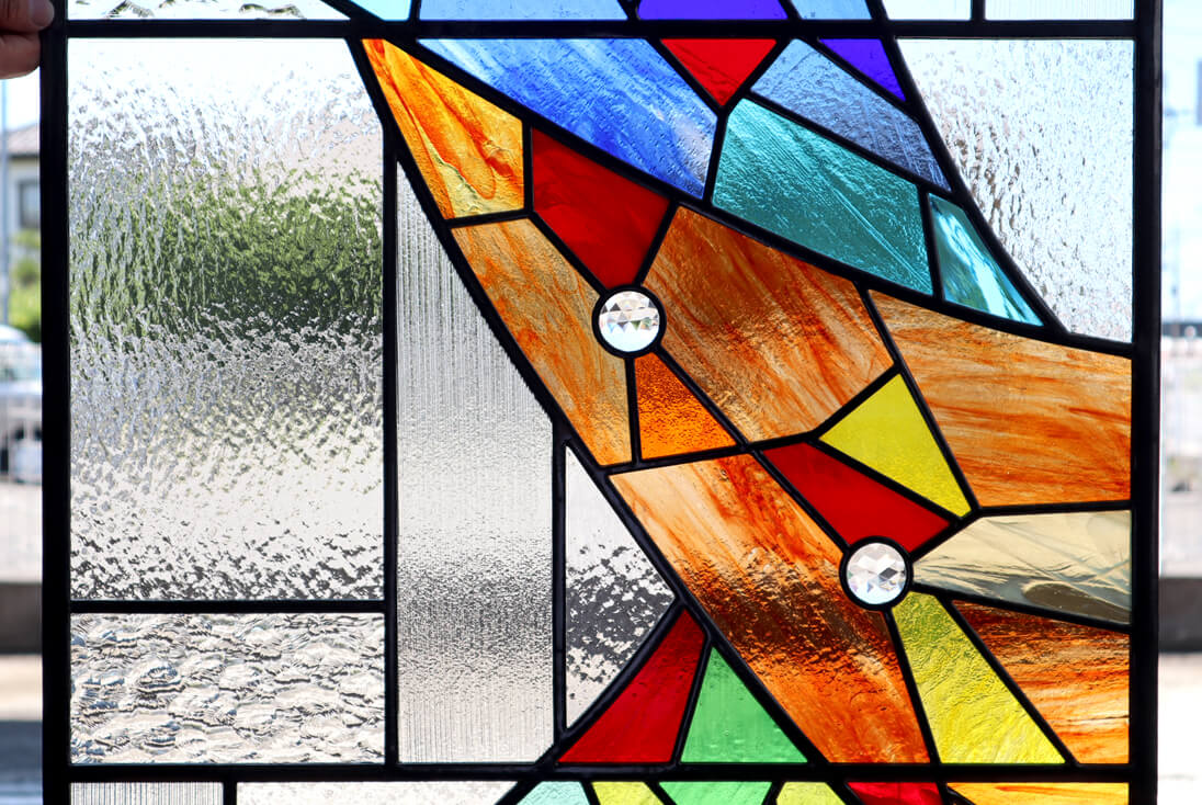 ステンドグラス（中部）の拡大イメージとガラステクスチャ、カットジュエルの様子