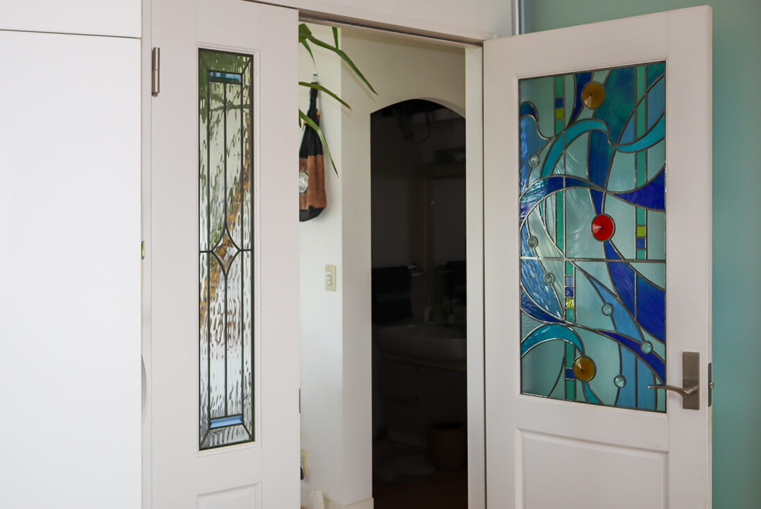 親子ドア（開けた状態）に取り付けた抽象デザインのステンドグラス