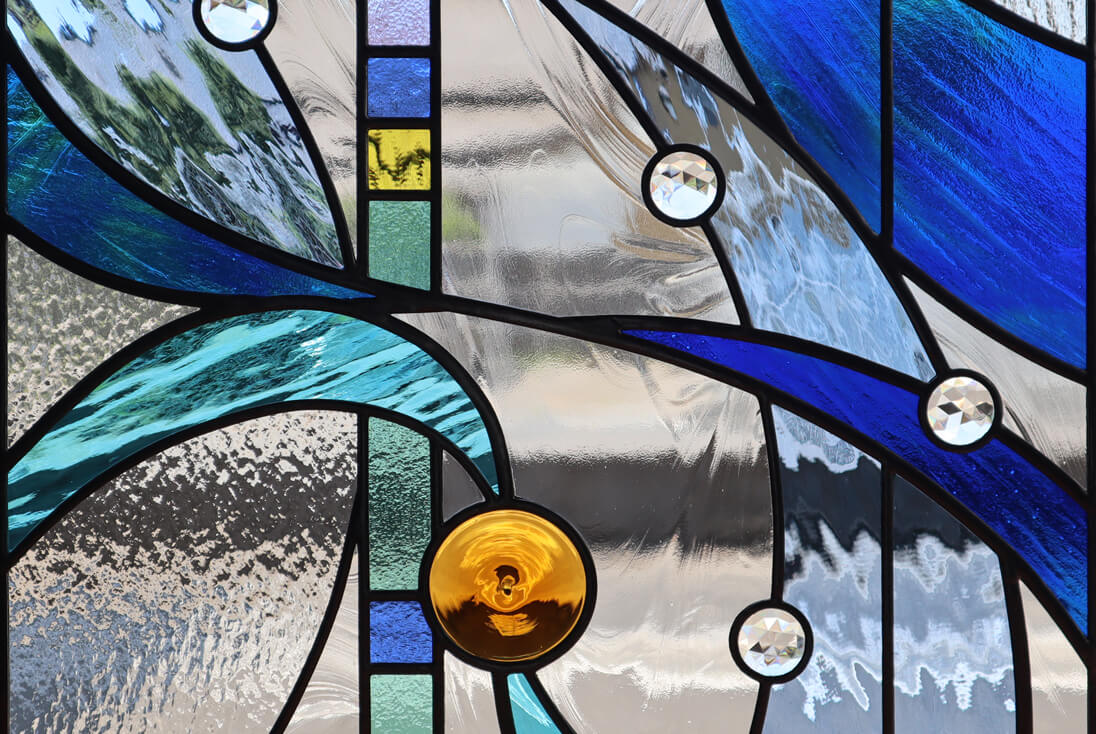 ステンドグラス（下部）の拡大イメージとガラステクスチャ、カットジュエル、ロンデルの様子