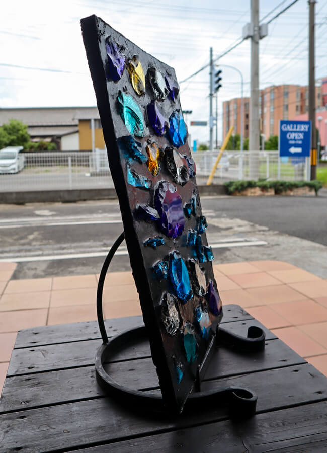 ブルー系のガラスを使用したダル・ド・ヴェール作品を斜めから見た様子