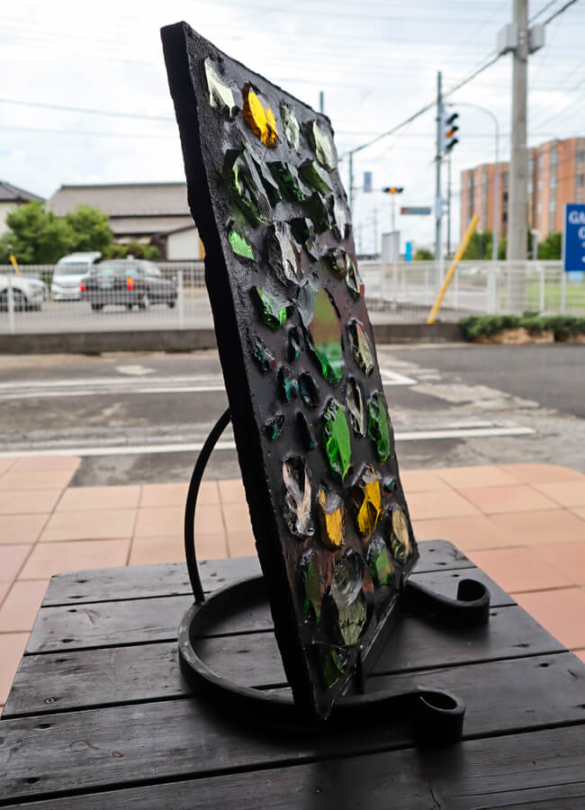 グリーン系のガラスを使用したダル・ド・ヴェール作品を斜めから見た様子