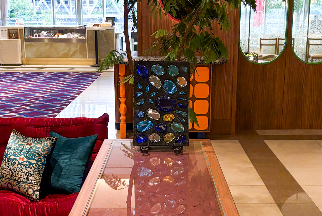 アニヴェルセルみなとみらいのメインエントランスに飾られたダル・ド・ヴェール作品（ブルー系）