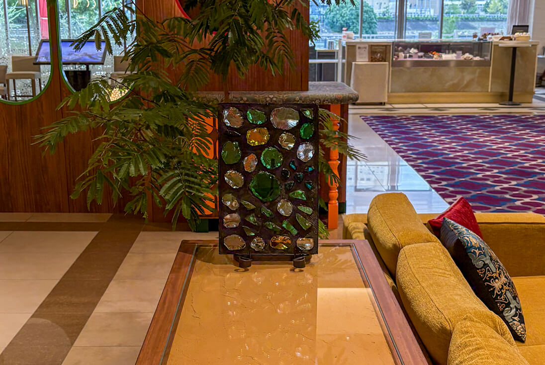 アニヴェルセルみなとみらいのメインエントランスに飾られたダル・ド・ヴェール作品（グリーン系）