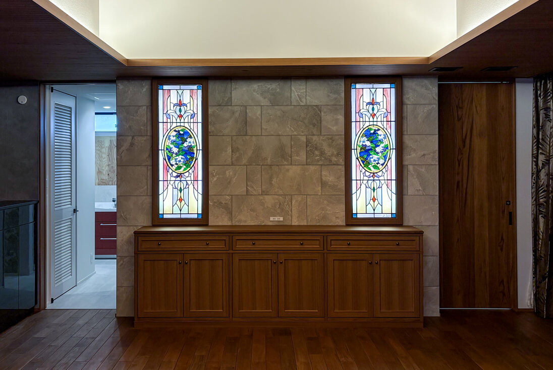 ダイニングのライトボックスに取り付けた紫陽花のステンドグラス