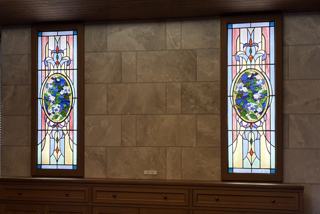 紫陽花の花がデザインされた2枚組のステンドグラス