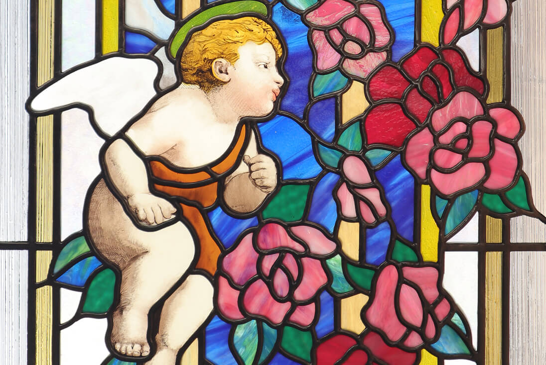 焼き絵付け技法で描かれた天使のクローズアップイメージ（上方）