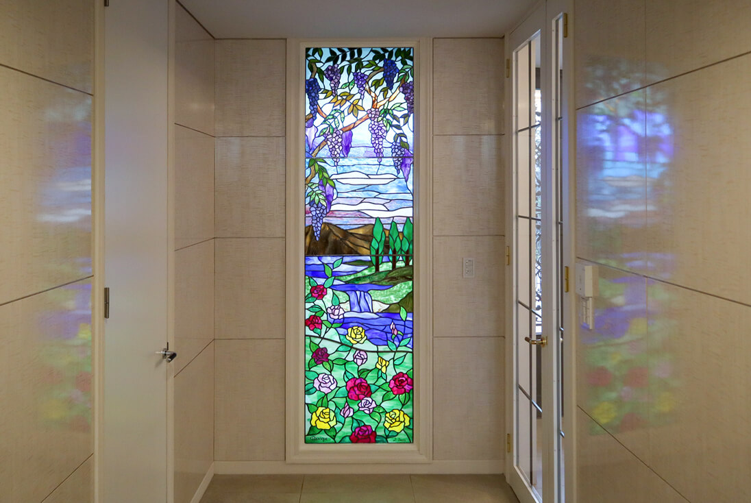 玄関ホールに取り付けた藤の花とバラのステンドグラス