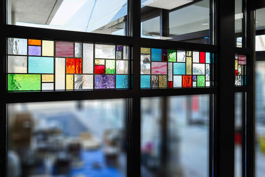 エントランス左側のステンドグラスを拡大したイメージ