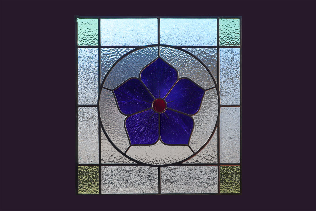 寺紋を主役にしたデザインのステンドグラス