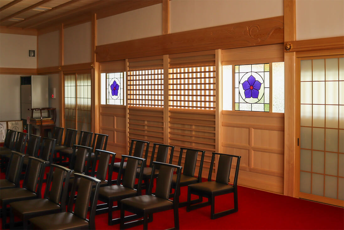 寺院の本堂に取り付けた寺紋のデザインのステンドグラス