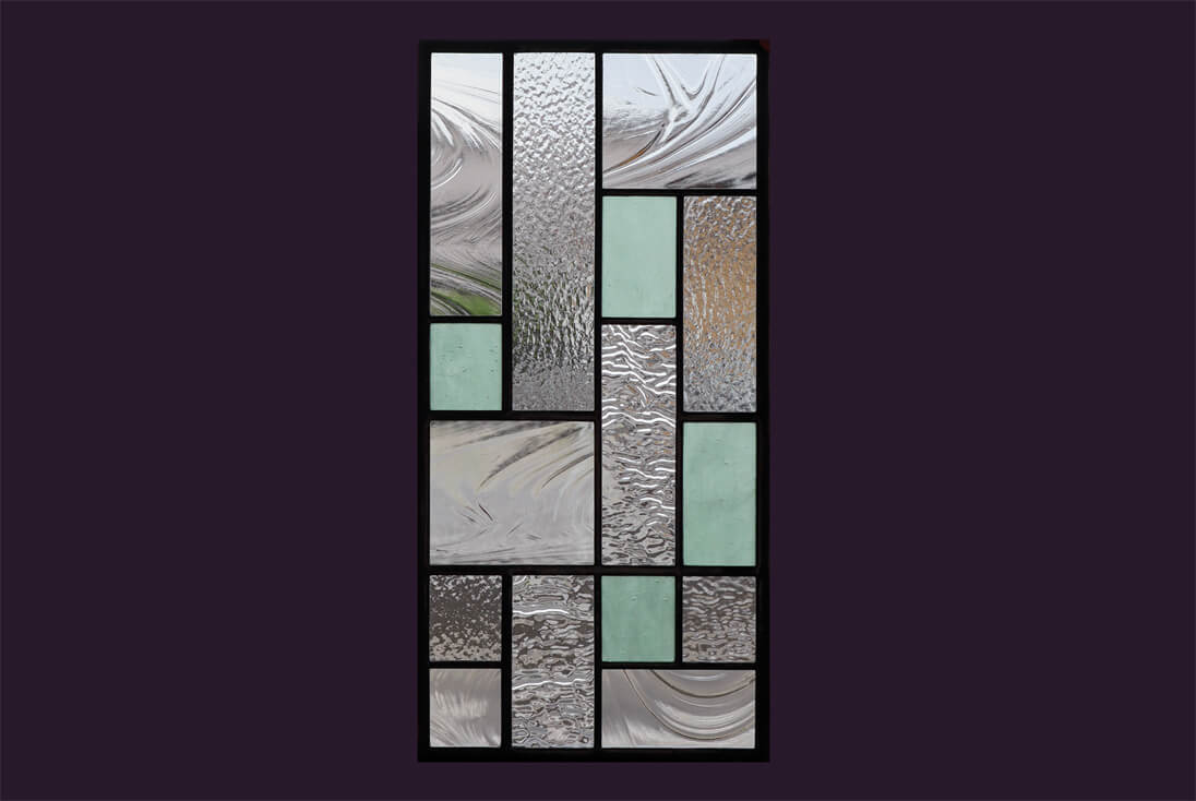 幾何学デザインのステンドグラス全体の様子（W350×H710）