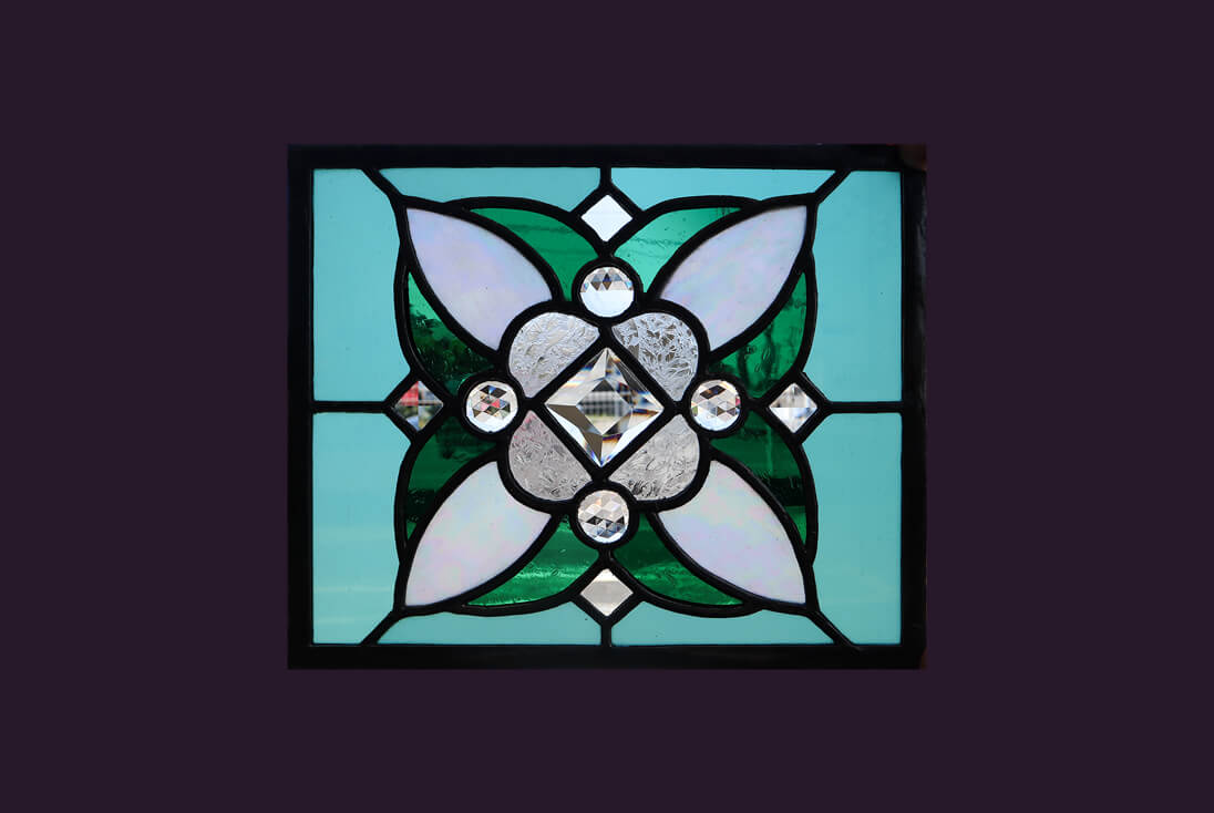 クラシカルなワンポイントデザインのステンドグラス全体の様子