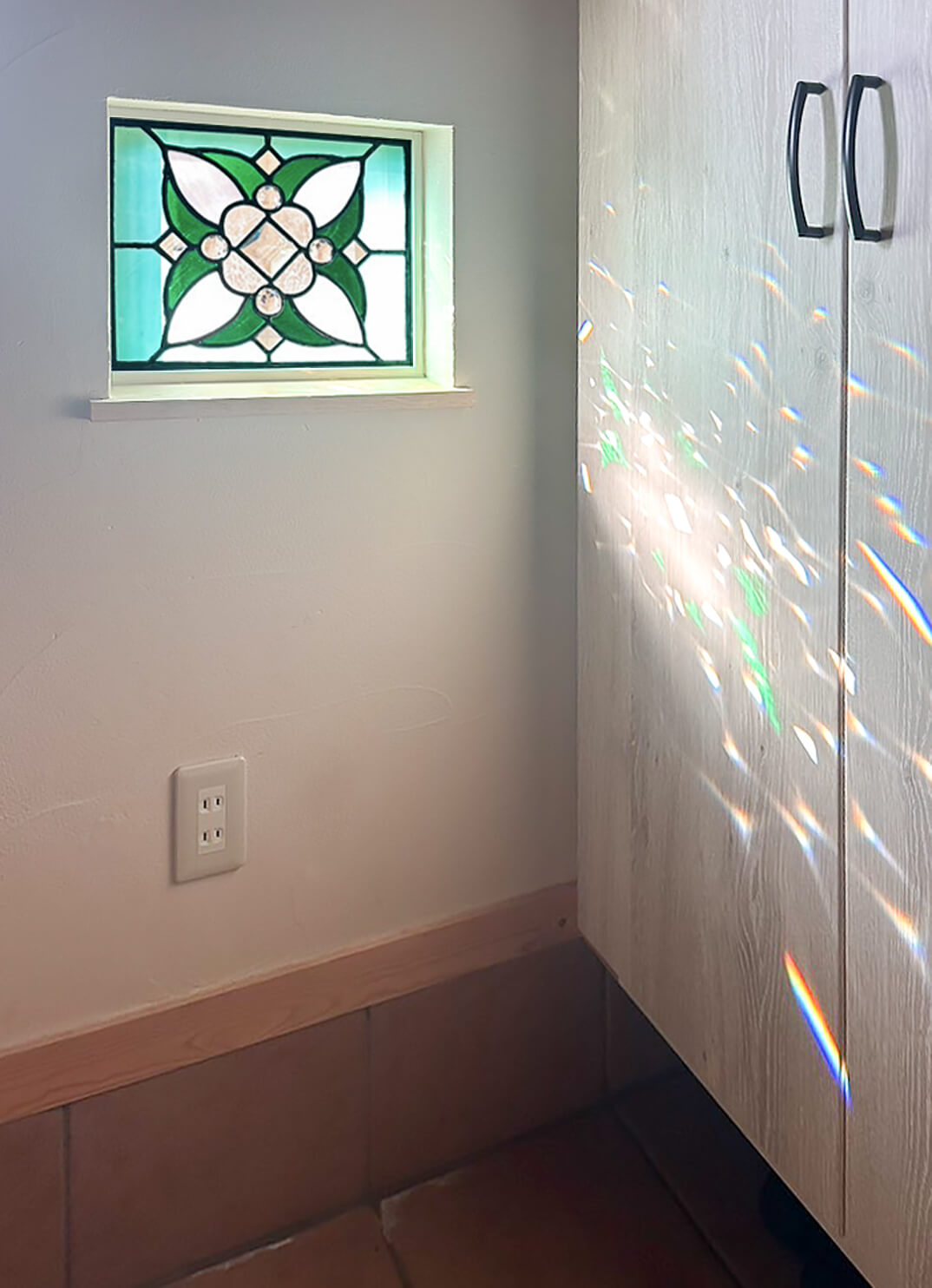 玄関の小窓に取り付けた、ワンポイントデザインのステンドグラス全体イメージ