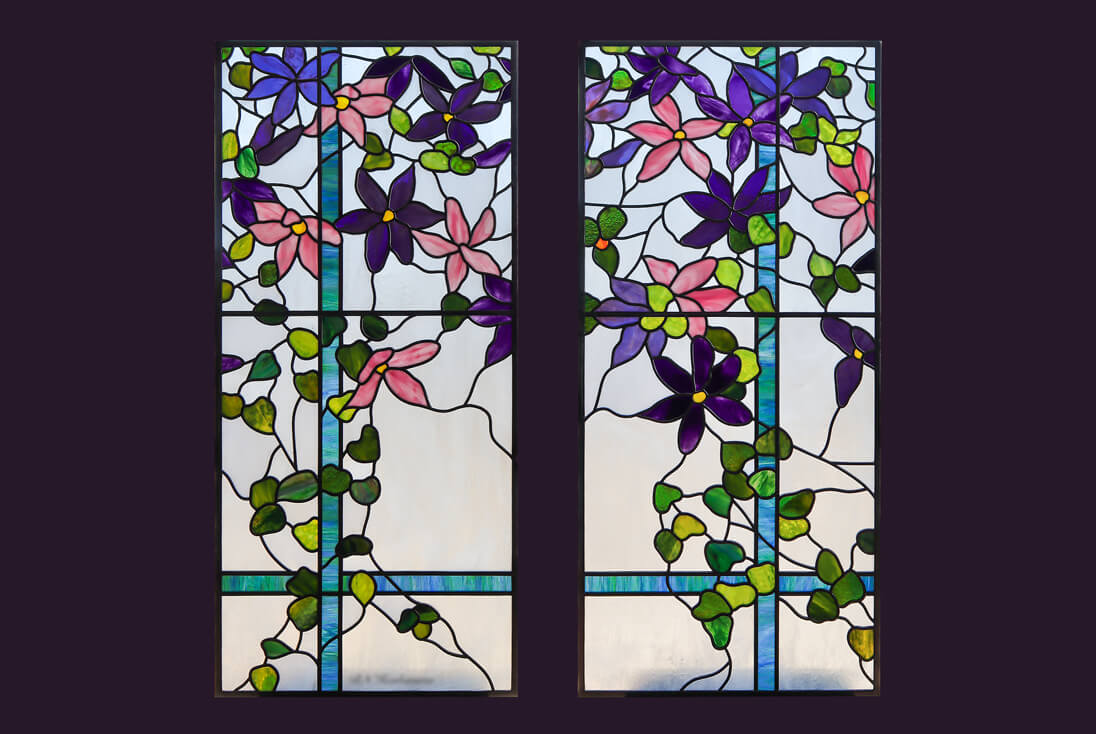 ティファニースタジオで1915年頃に制作された「クレマチス」のデザインが着想となって制作された2連ステンドグラス