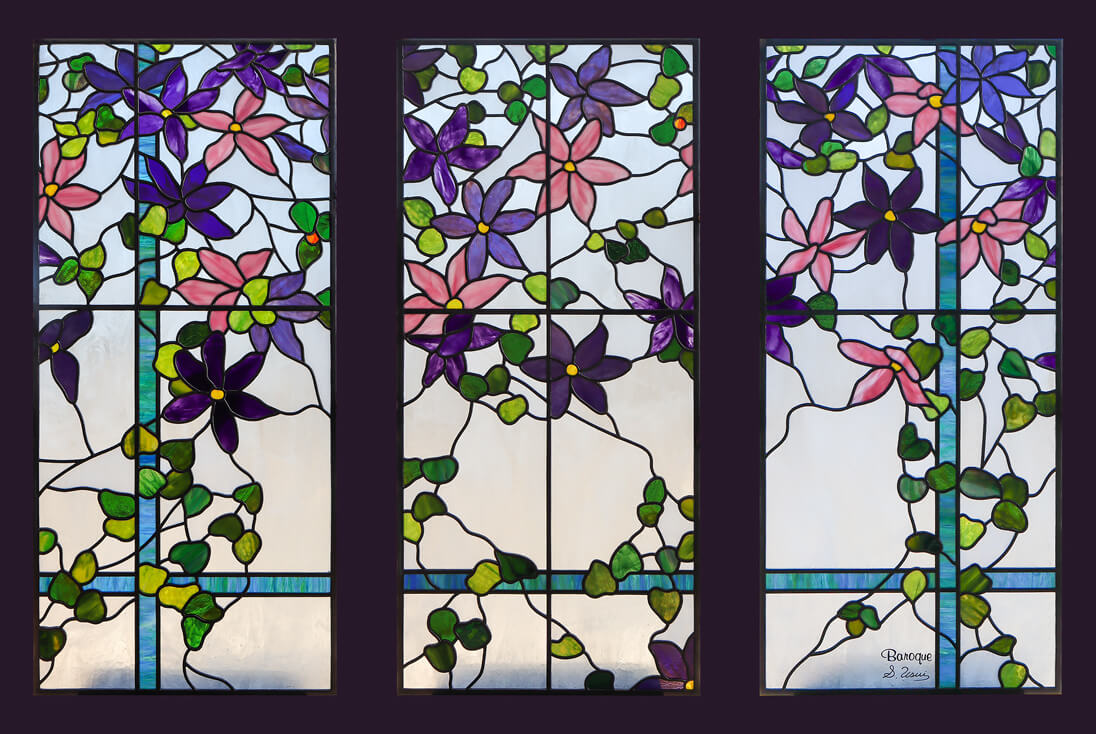 ティファニースタジオで1915年頃に制作された「クレマチス」のデザインが着想となって制作された3連ステンドグラス