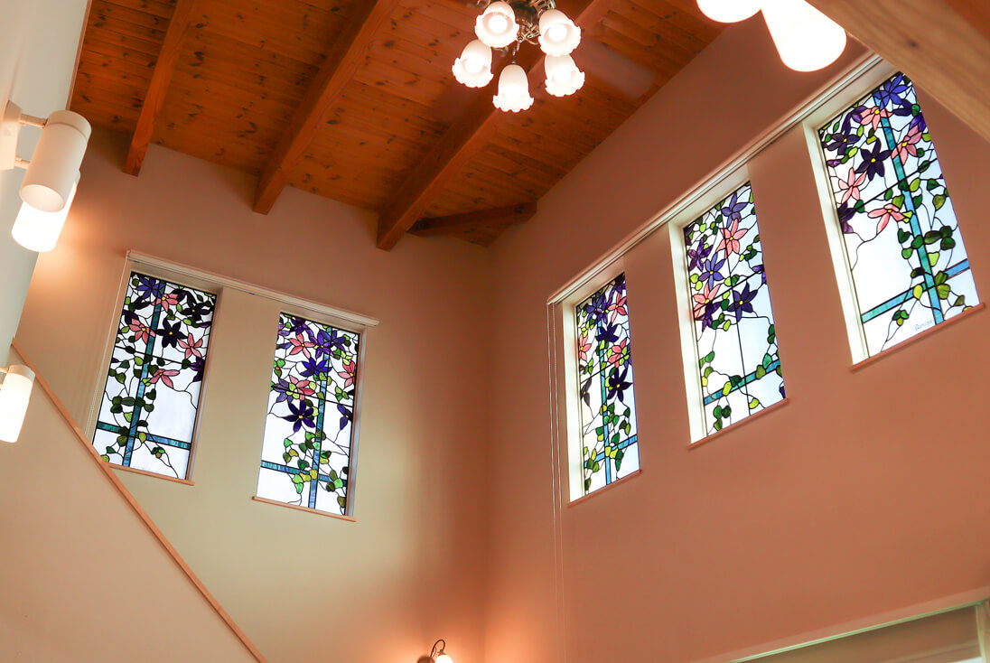 リビング吹き抜けに取り付けた、「クレマチス」をデザインしたステンドグラス5枚