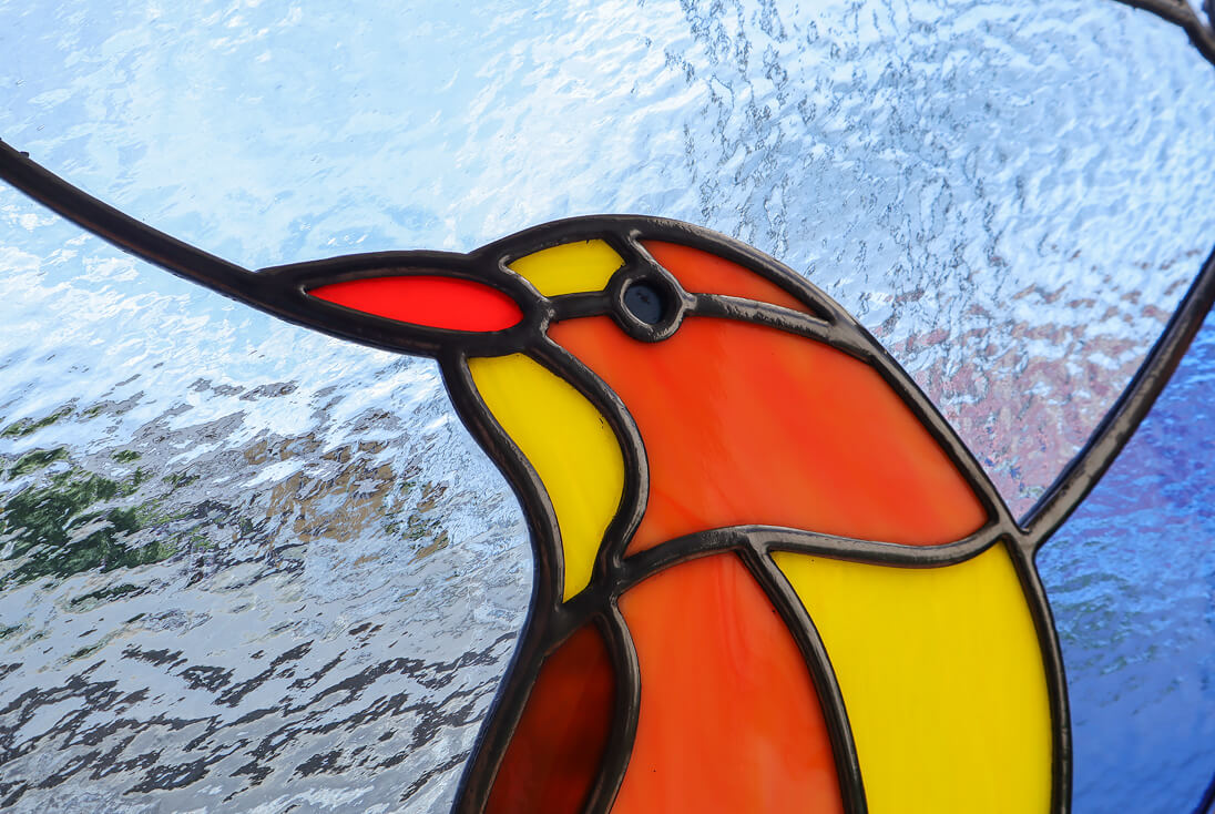 ステンドグラス（鳥部分）の拡大イメージとガラステクスチャーの様子