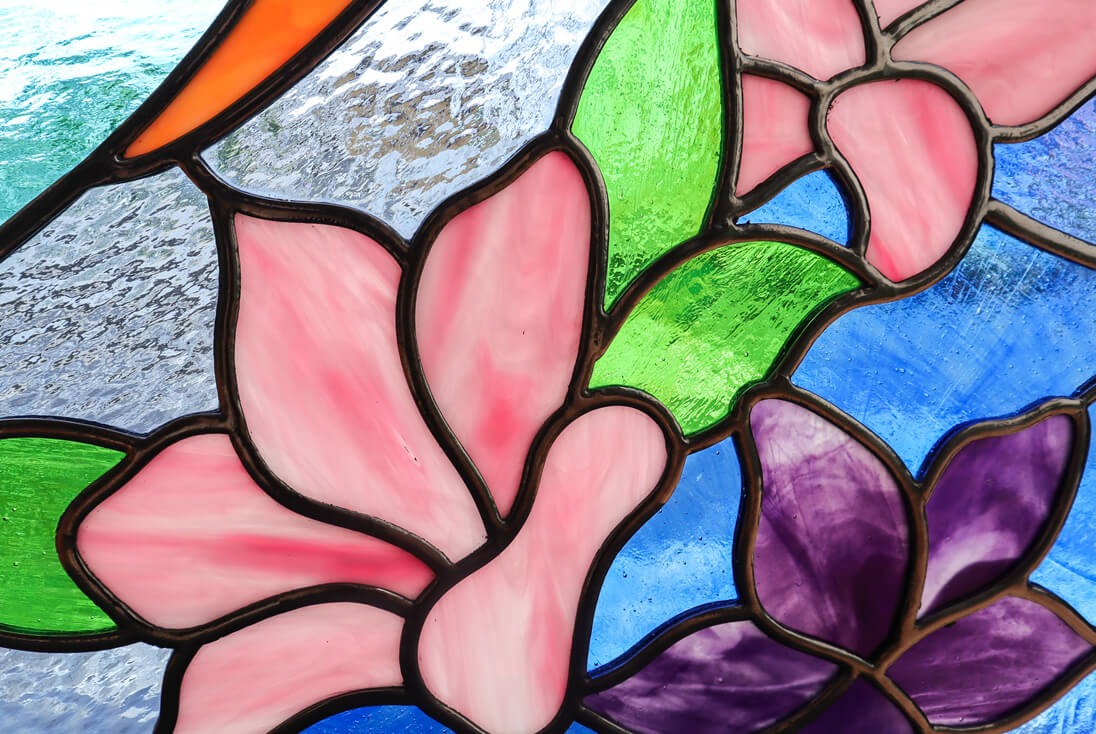 ステンドグラス（ツツジ部分）の拡大イメージとガラステクスチャーの様子