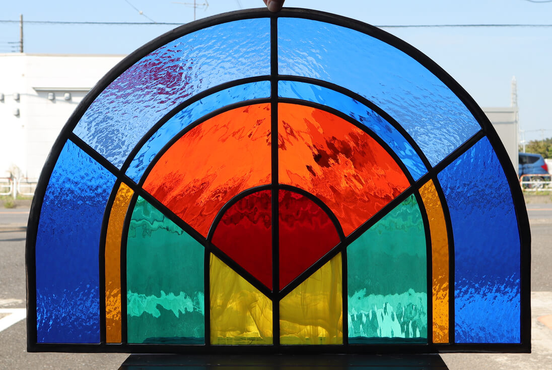 幾何学デザインのアーチ型ステンドグラス全体イメージ