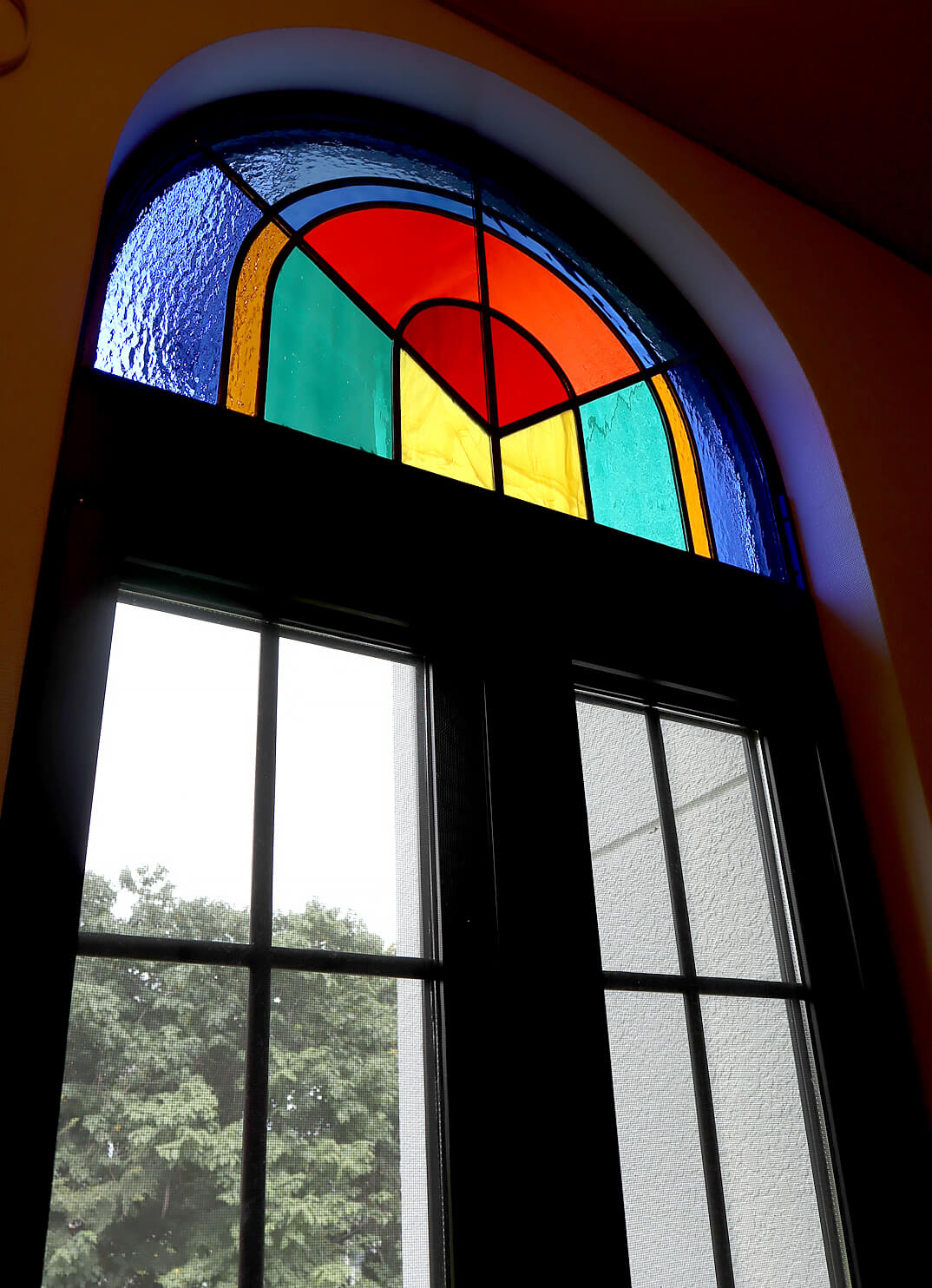 上品なインテリアに調和した色鮮やかなステンドグラス