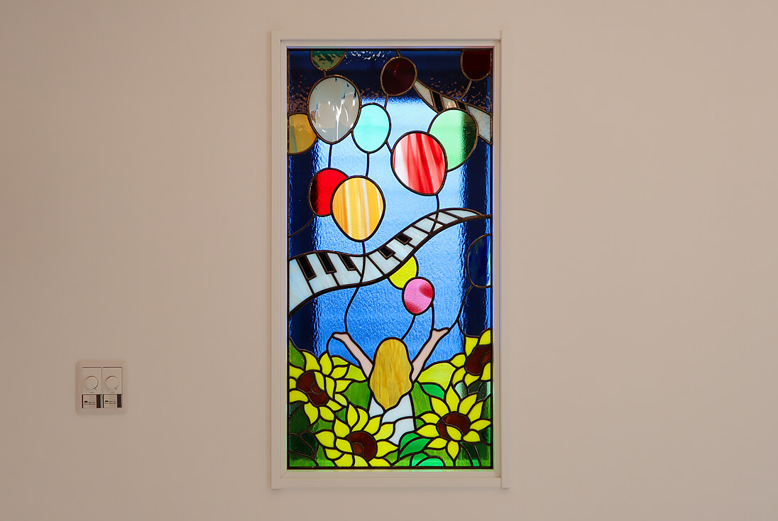 夢のある可愛らしいデザインのステンドグラスを正面から見た全体のイメージ