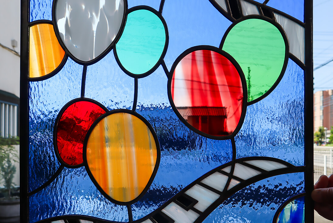 カラフルな風船の部分を一部クローズアップしたイメージ