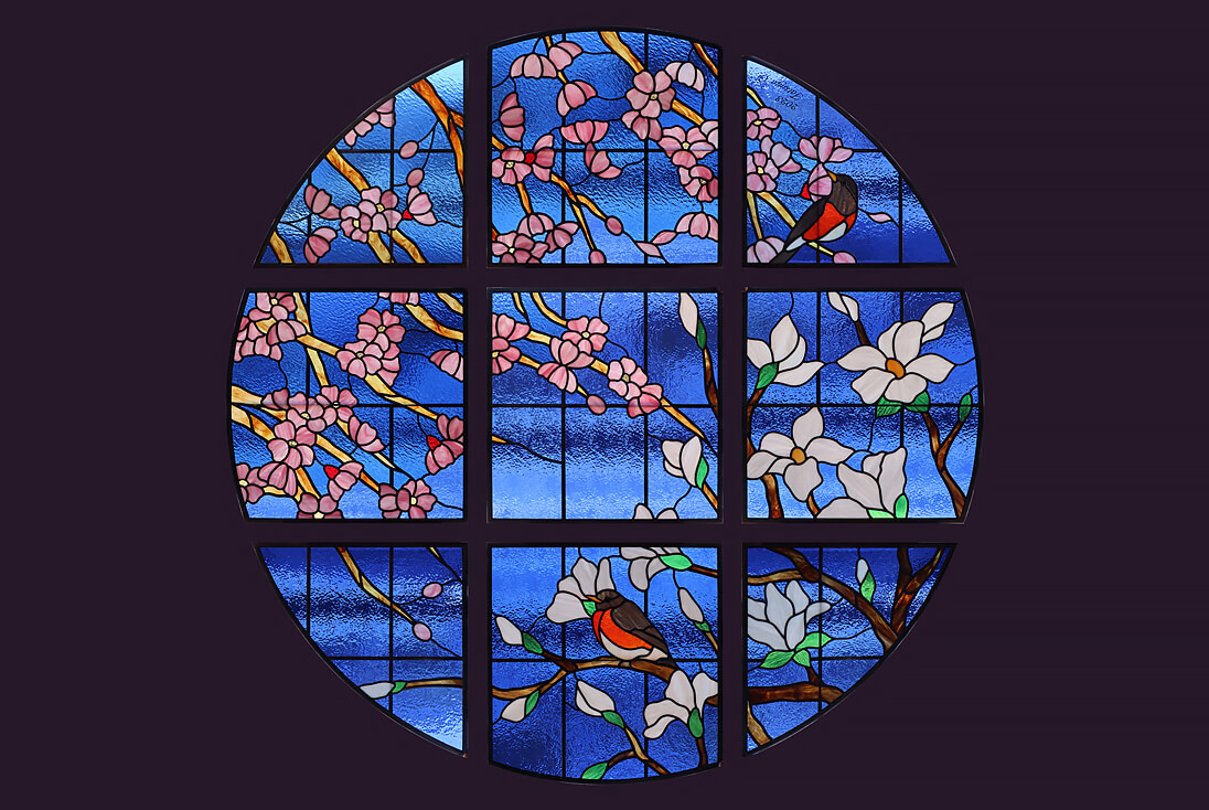 桜、コブシ、アカハラをモチーフにデザインしたステンドグラス全体イメージ