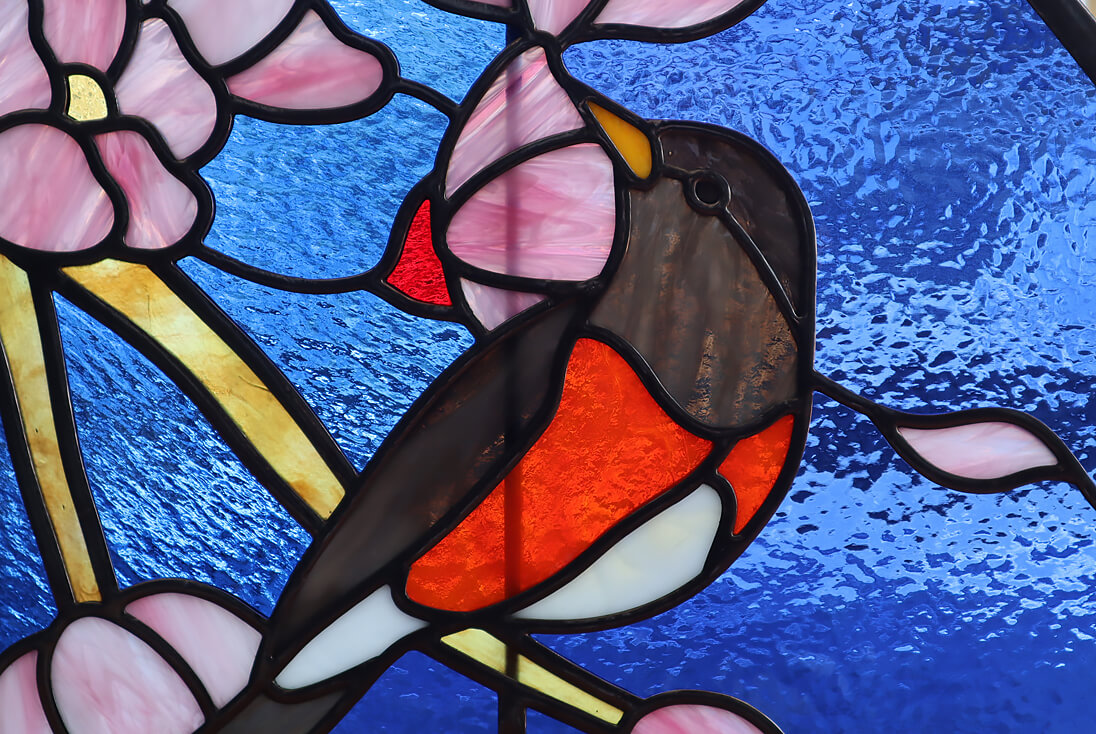 ステンドグラス（桜と鳥部分）の拡大イメージとガラステクスチャーの様子