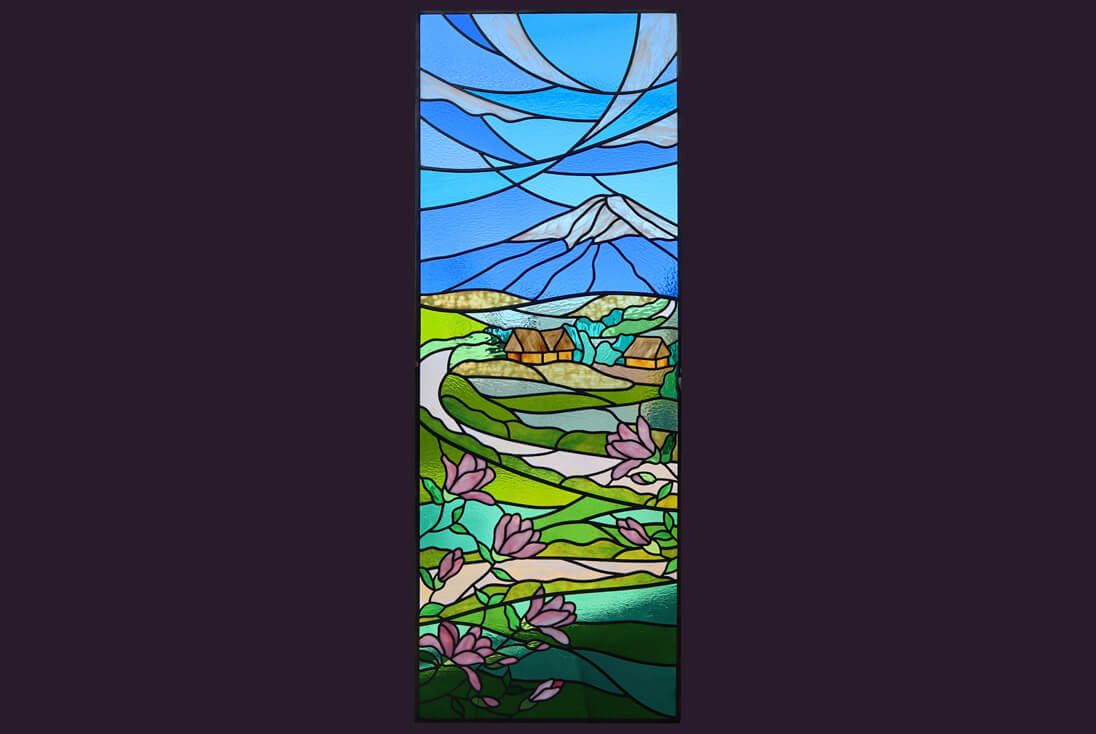 富士山、モクレンをデザインしたステンドグラスを正面から見た全体のイメージ