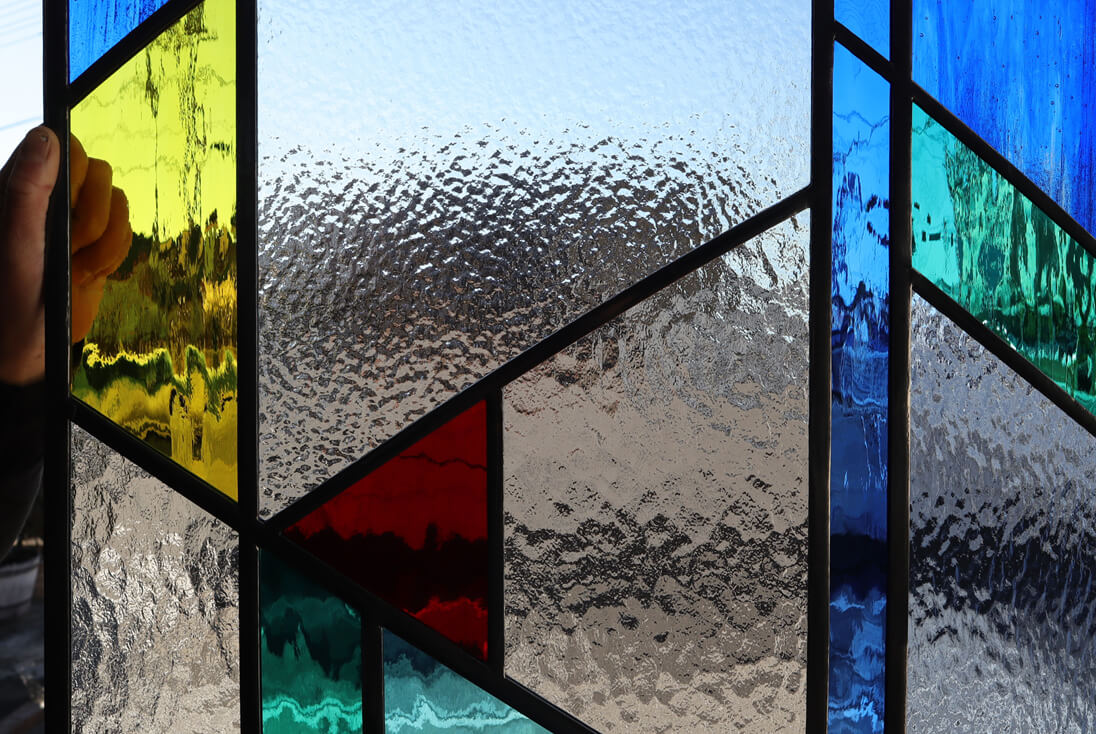 ステンドグラス上部を一部クローズアップしたイメージ