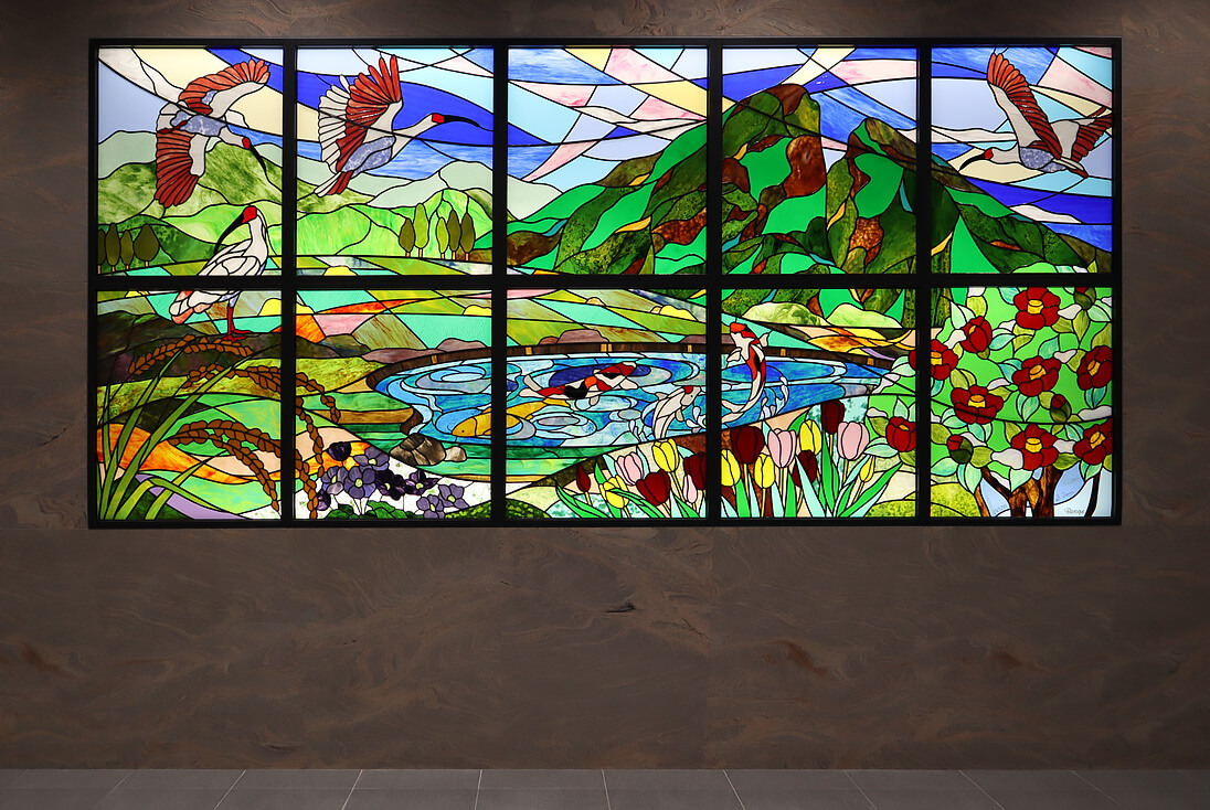 新潟にゆかりのあるモチーフをデザインしたステンドグラスを正面から見た全体イメージ