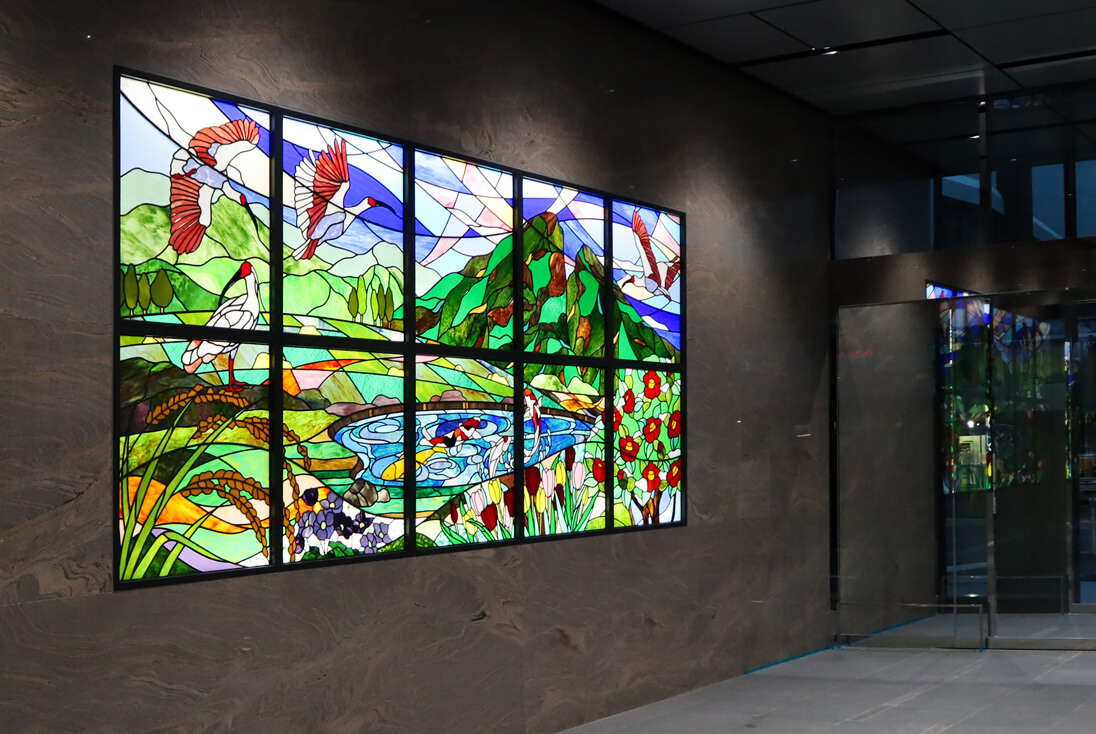 建物のエントランスに取り付けた、新潟にゆかりのあるモチーフをデザインしたステンドグラス