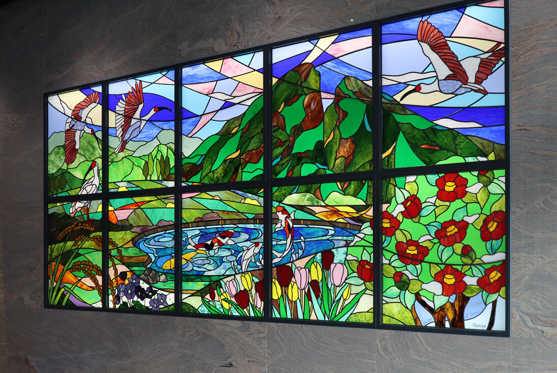 新潟にゆかりのあるモチーフをデザインしたステンドグラスを斜めの位置から見た全体イメージ